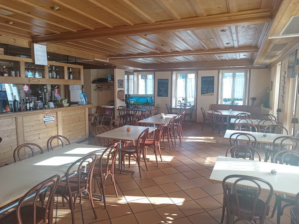 Le café de l'auberge, tables dressées et boiseries