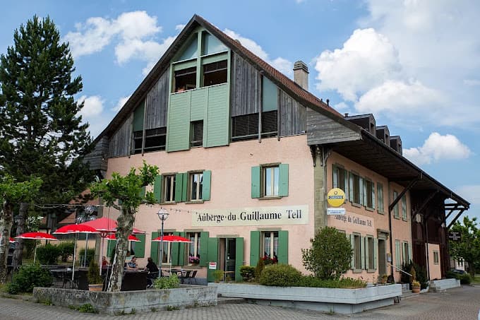 La terrasse de l'auberge et ses parasols rouges en été
