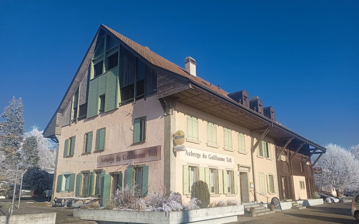 La façade de l'Auberge du Guillaume Tell à Villaz-Saint-Pierre sous le givre