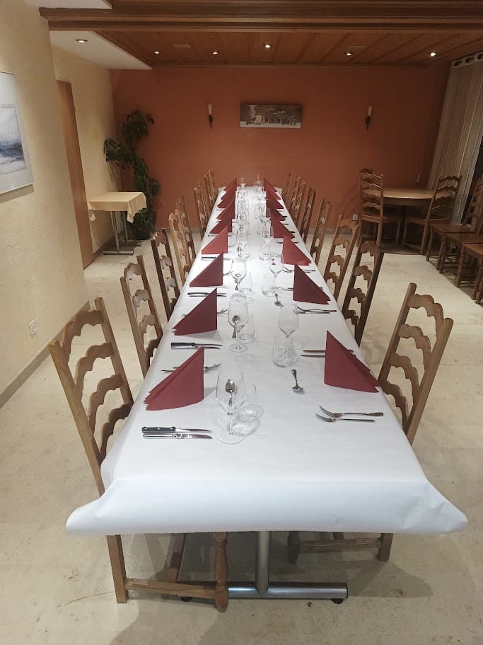 La salle du bout avec sa longue table de banquet