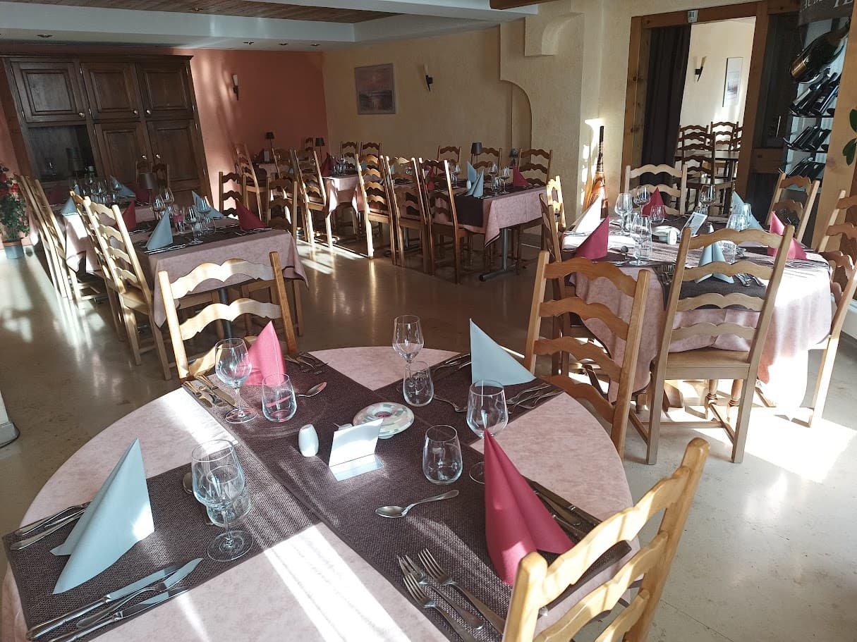 La salle du milieu avec ses tables dressées de rose
