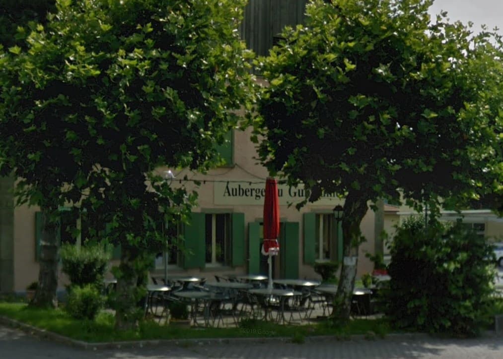 La terrasse ombragée de l'auberge sous les arbres en été